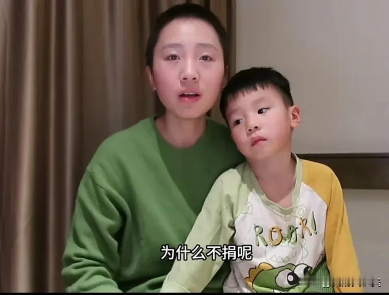 秋妈说为什么不捐款呢？
这个是基于爱心与自愿，不要道德绑架别人。
但是对比一下才