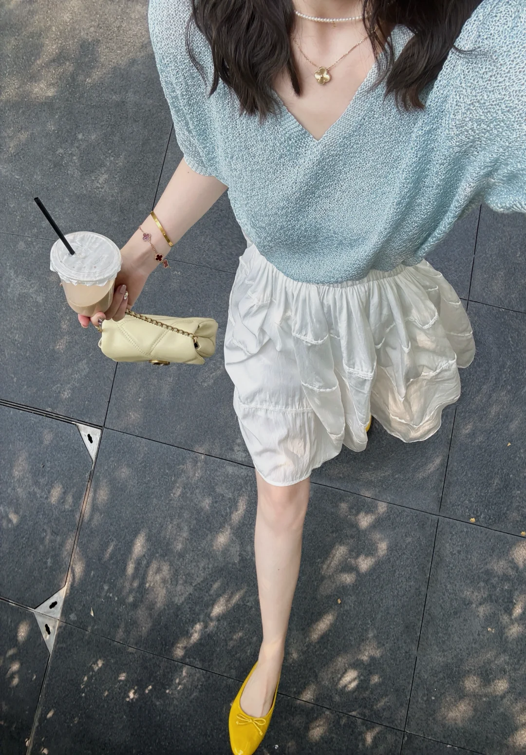 明媚夏日🩵💛 假期出门玩儿很难不漂亮叭～