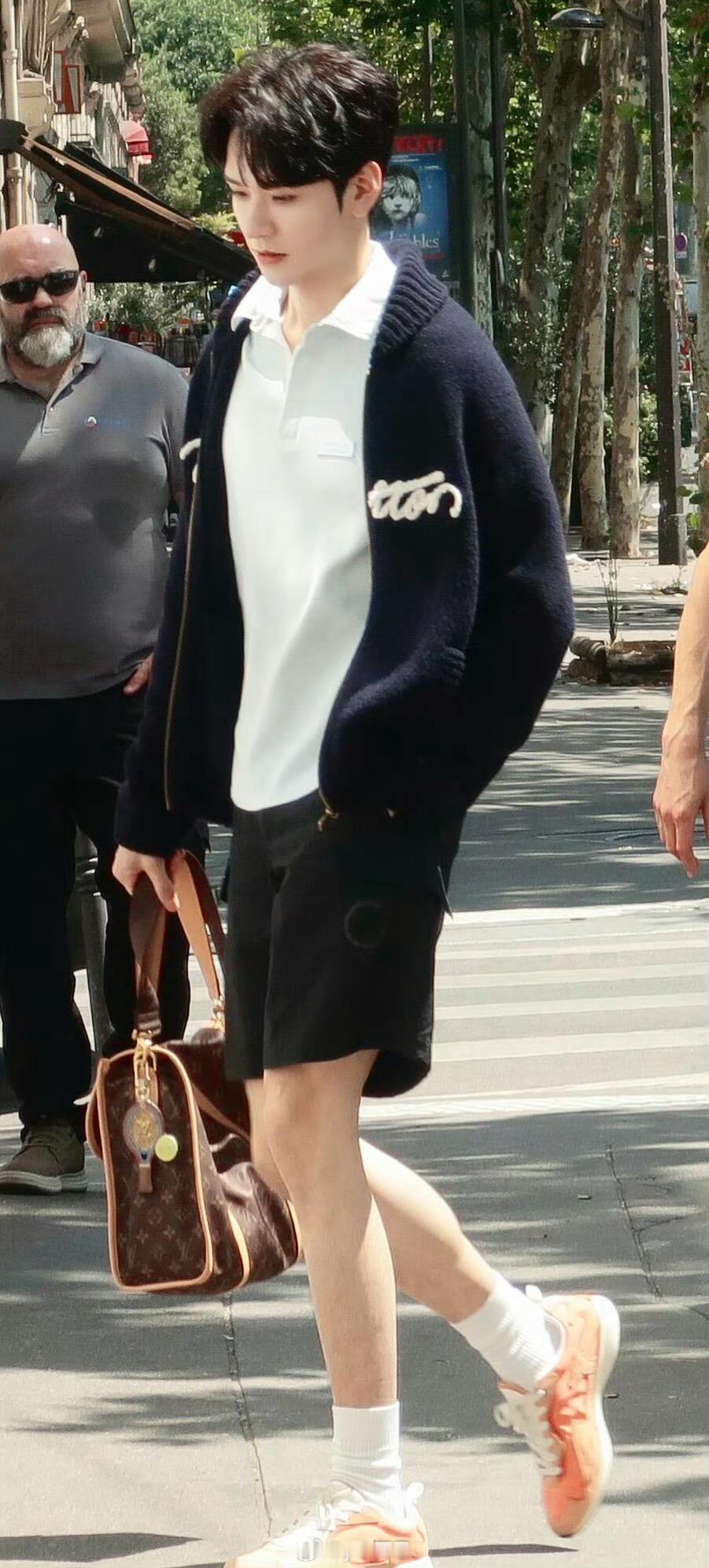 龚俊  龚俊巴黎街头被路人偶遇，俊俊身材是真好！ 