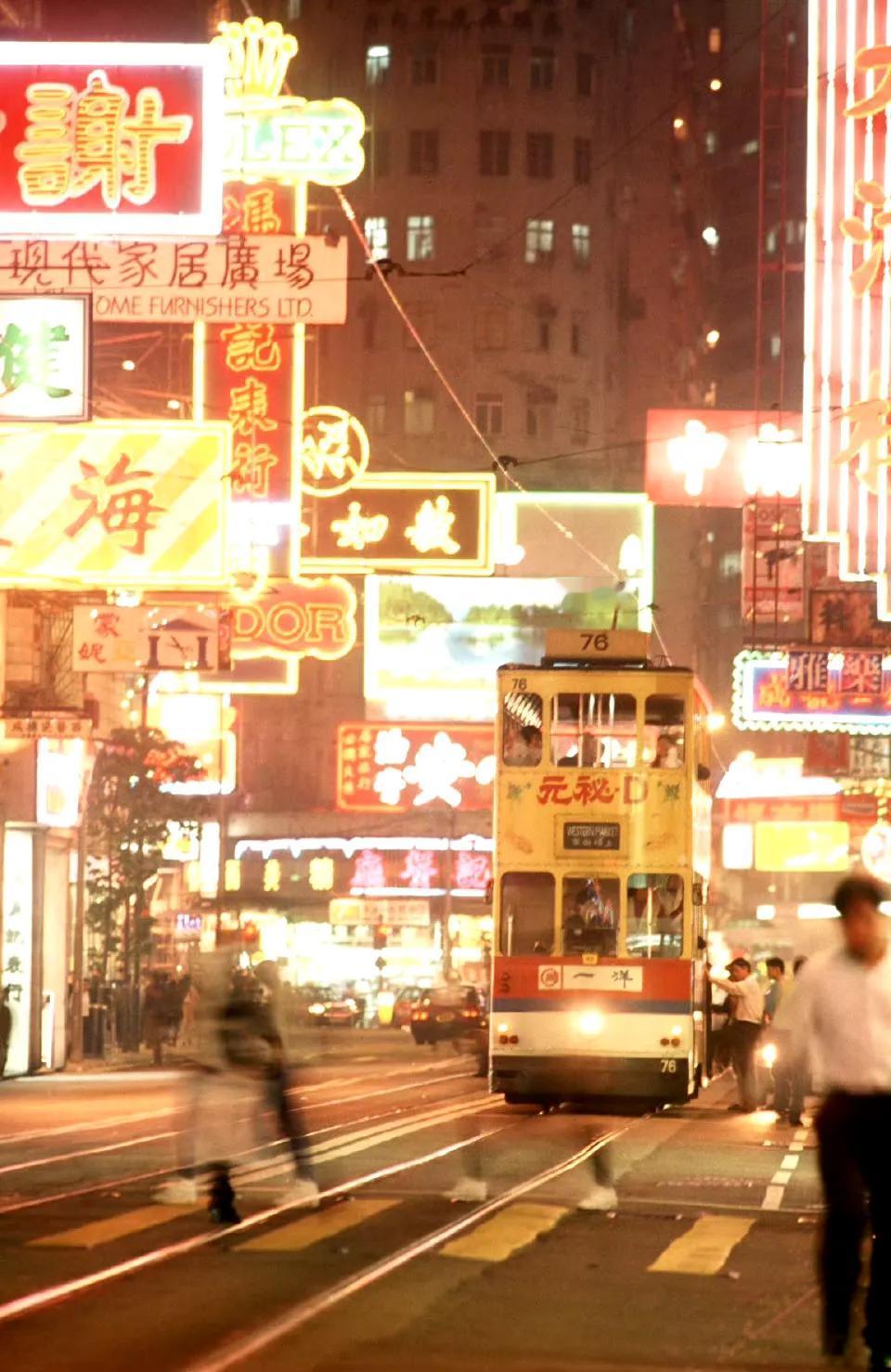 夜晚街头，香港，1994年5月摄。 ​​​