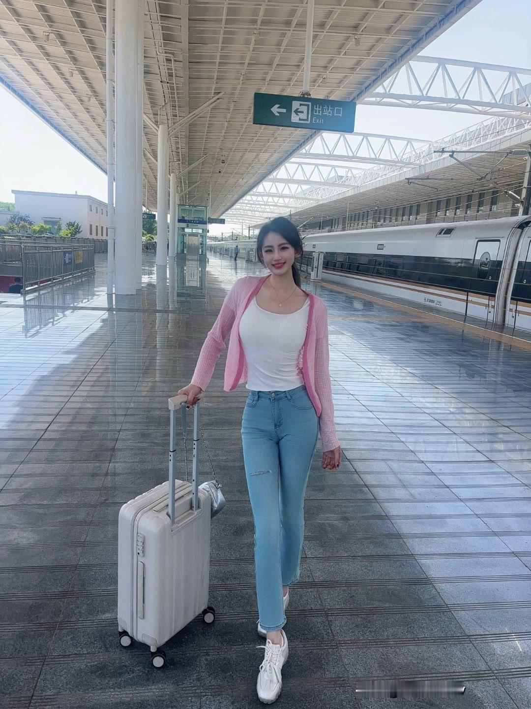 元气少女独自旅行，轻装上阵，开启新旅程！🧳💼🌟漂亮小姐姐 大长腿 极品美女