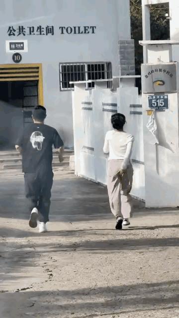 男女青年急着跑向卫生间，男士很有爱心递给女人一份手纸，看来真是要憋不住了。
男生