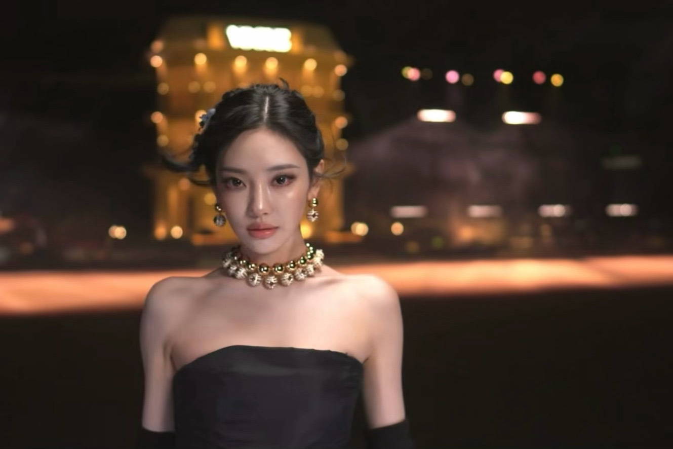 宁艺卓这个抚背回眸太绝了，眼神直盯着❤️，好美！ ​​​