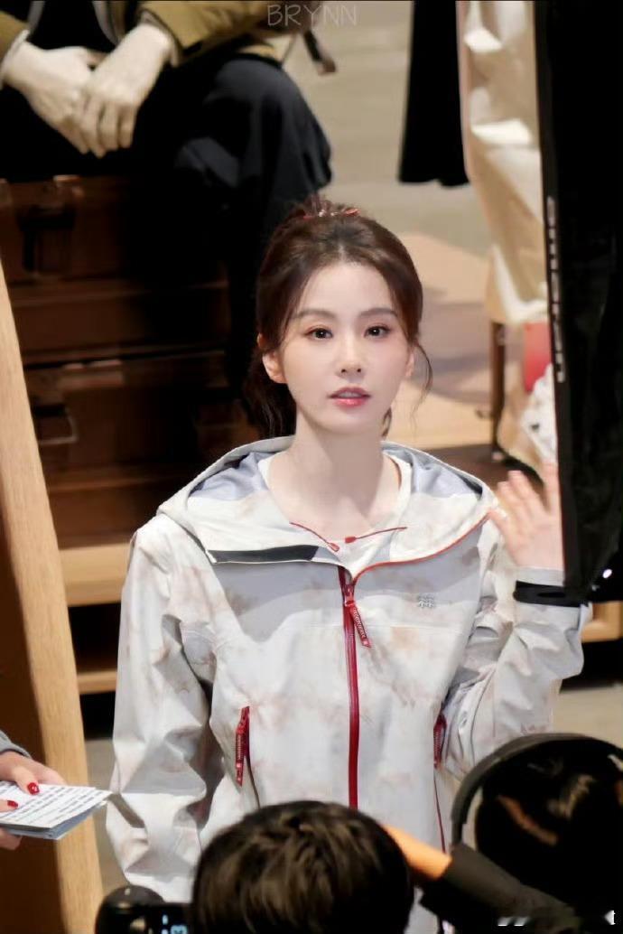 刘诗诗高马尾青春女大刘诗诗高马尾青春女大刘诗诗高马尾造型亮相深圳线下活动，青春女