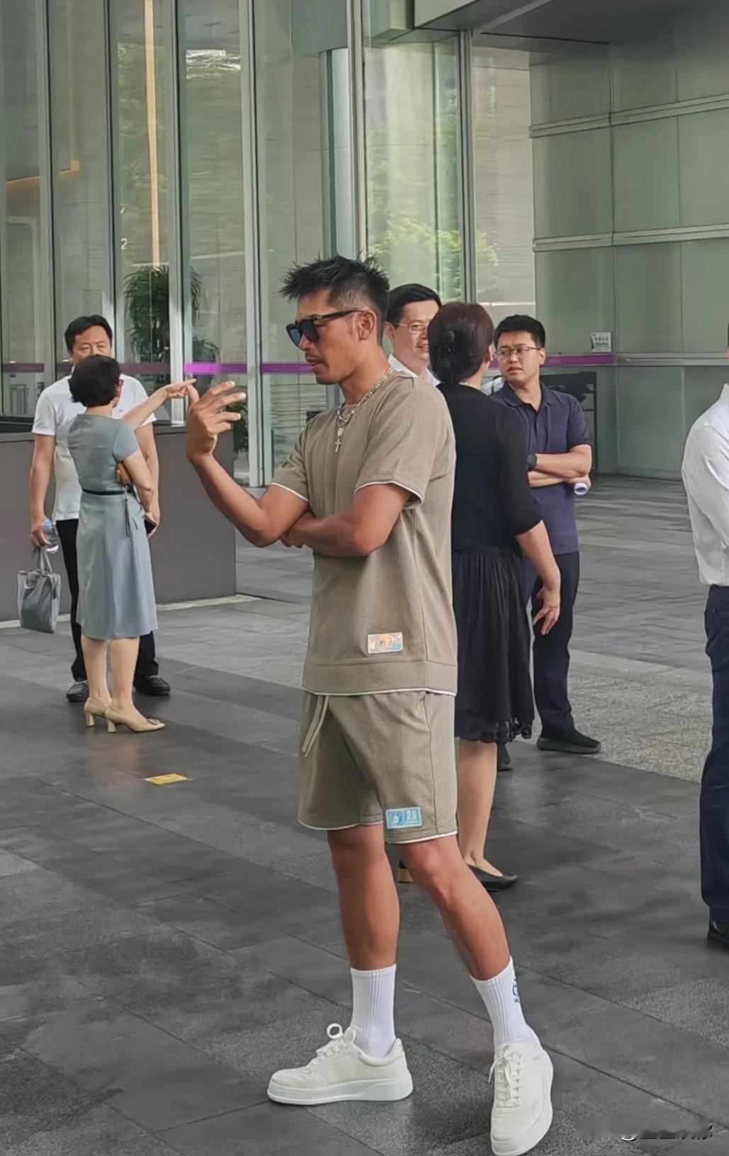 林丹刚出丑那会儿不理解他老婆为啥不离婚，现在理解了，是我我也不离。出轨不是离婚的