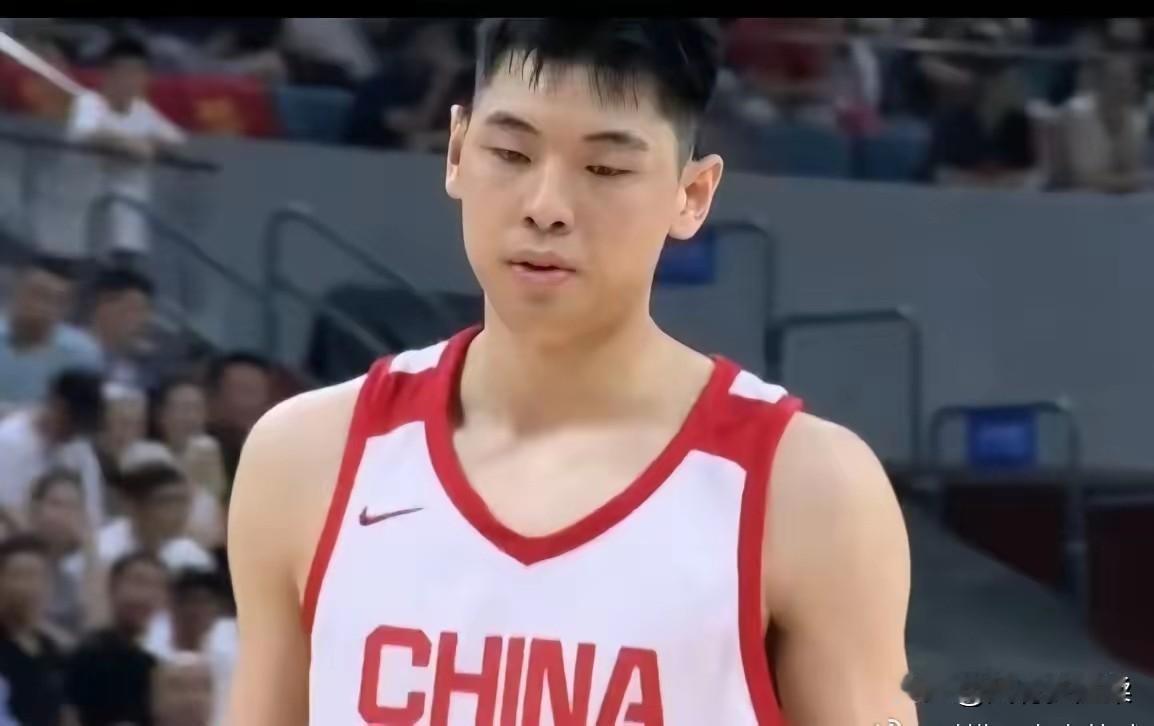 中国男篮热身赛连输乌拉圭和新西兰，细心的人一定发现，崔永熙好像消失了。
 
但事