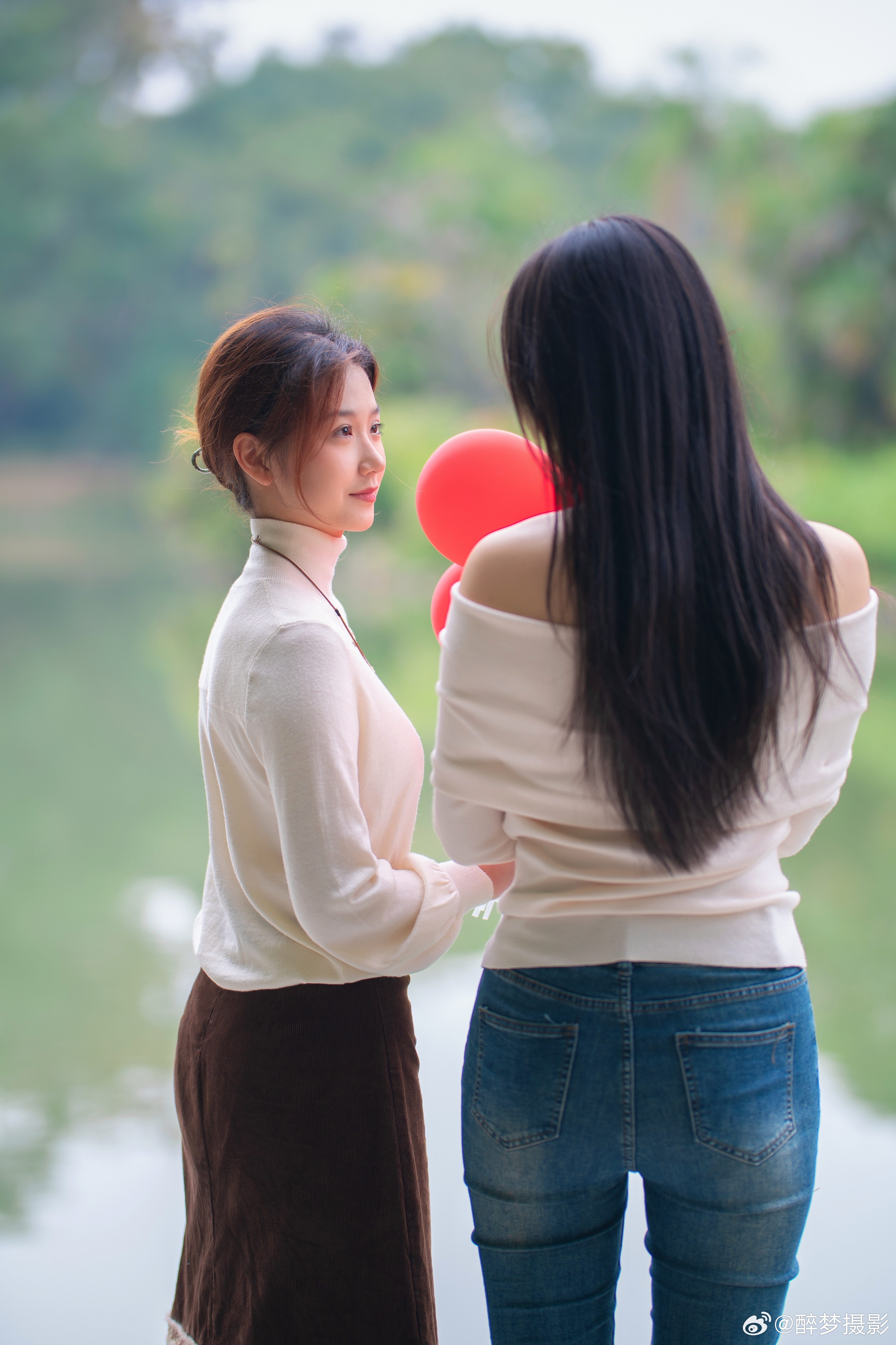 植物园，红气球，两人美好同框🎈温柔并肩，连风都记得她们共度的甜。出镜：双林、高