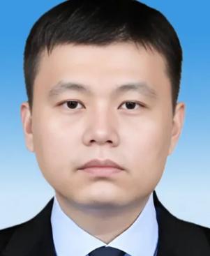 [微风]2006年，广东顺德海关的一名普通公务员晚上回到家，悄悄对妻子说：“老婆