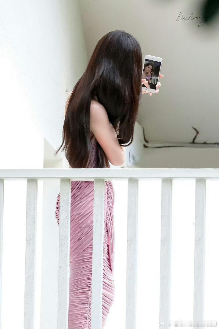 李一桐隔着玻璃给粉丝比心、我保证这个李一桐是天使隔着玻璃的浪漫，李一桐看到守候的