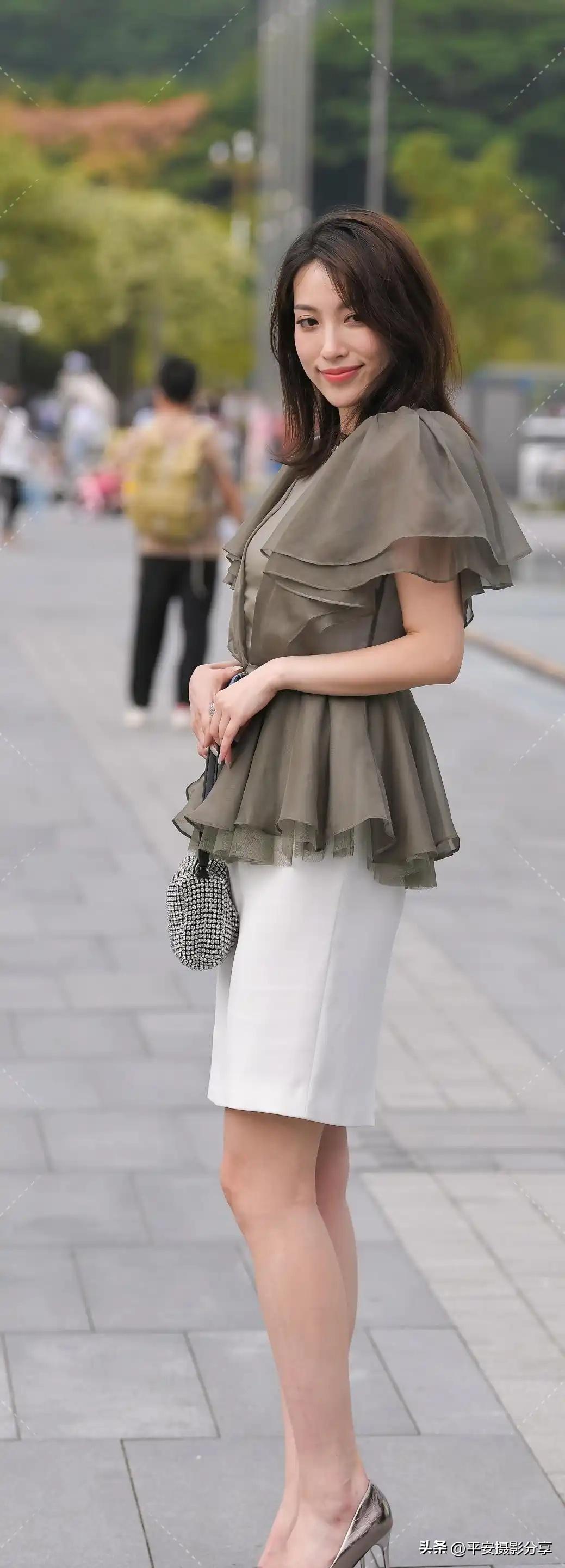 优雅气质穿搭，浅棕色荷叶边上衣搭配白色短裙，尽显女性魅力！美女的魅力能有多大？ 