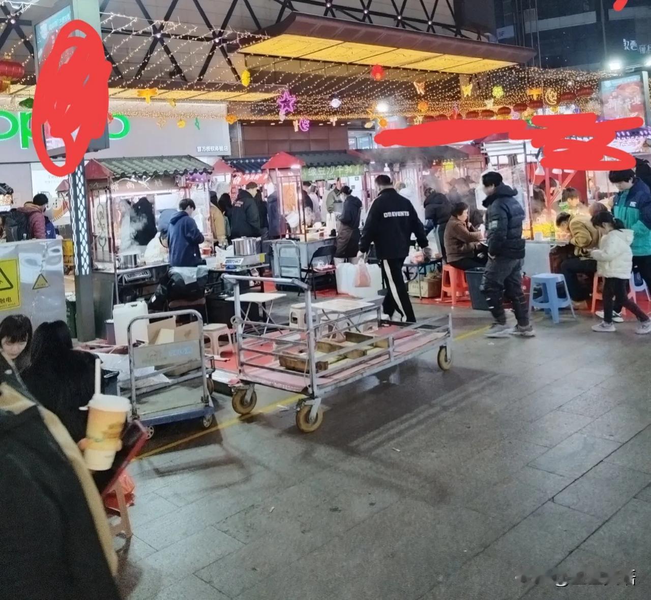 十几年前，我喜欢去夜市吃东西。

记忆中最好吃的夜市还是在内蒙包头，吃的羊肉串，