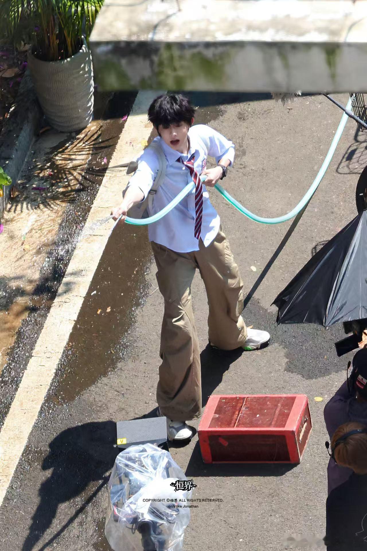 陈奕恒被导演夸了 林清源洒水救人名场面来袭，陈奕恒把小表情小动作都拿捏得刚刚好，