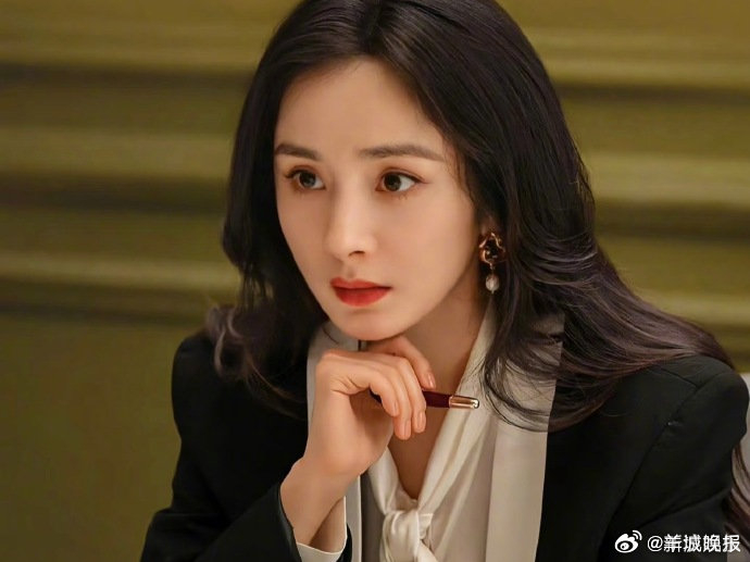 【女星霸道总裁穿搭大赏，你被谁迷住了？】女星们的霸道总裁穿搭一出场就自带高光，又