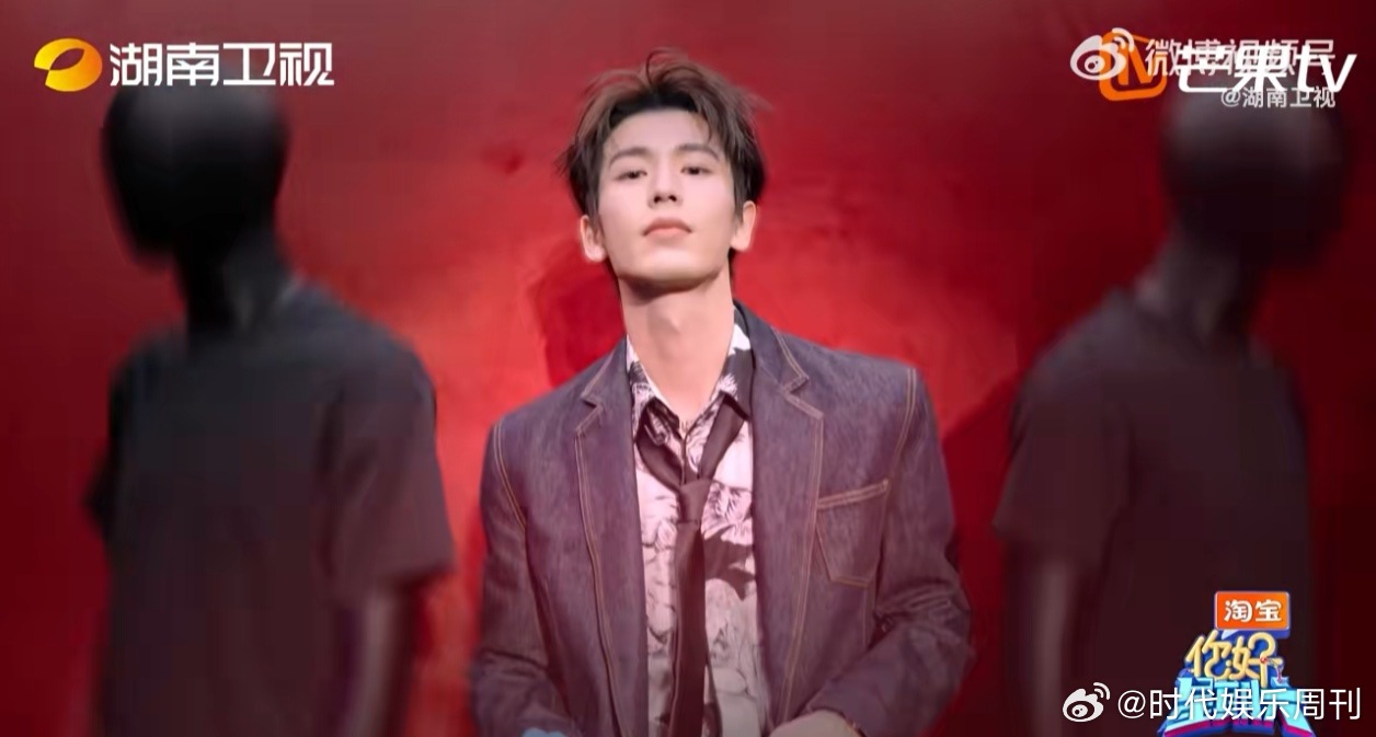 从幕后到台前，从准备到亮相，每一步都精准踩在观众的期待点上。味儿太对了！张凌赫一