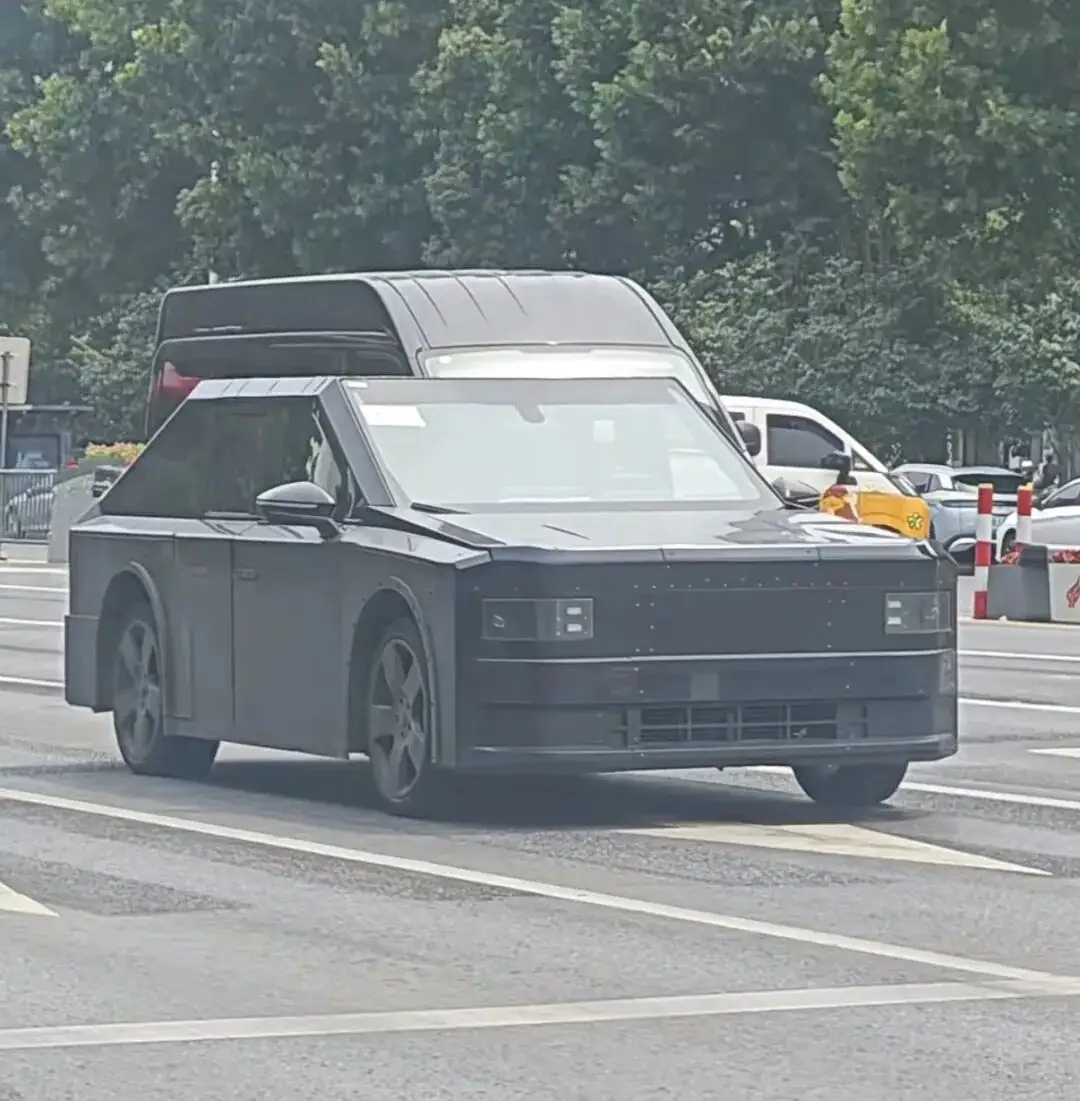 网上看到一台全黑重度伪装测试车，方正棱角拉满，辨识度直接拉满，路过的路人没有不好
