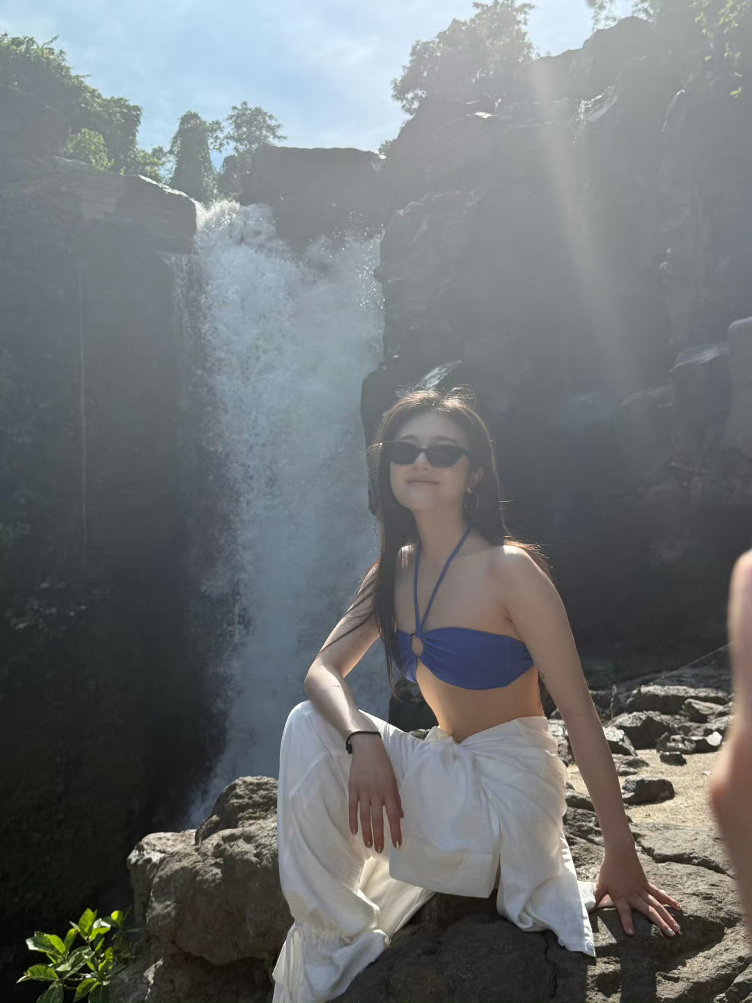 李兰迪穿泳衣李兰迪穿泳装 李兰迪穿泳装在瀑布前拍照，夏天来了！ ​​​