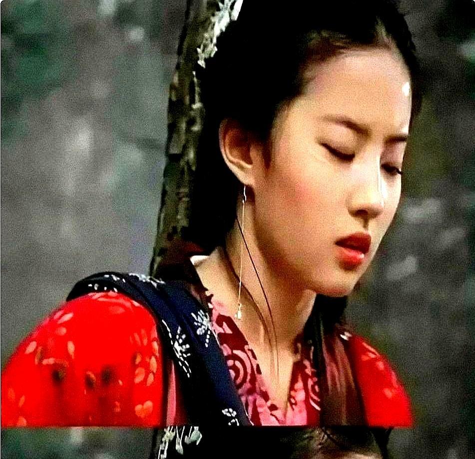 17岁的刘亦菲，穿着一件小一号的裙子，被《仙剑》导演组当场淘汰。
制片人蔡艺侬不