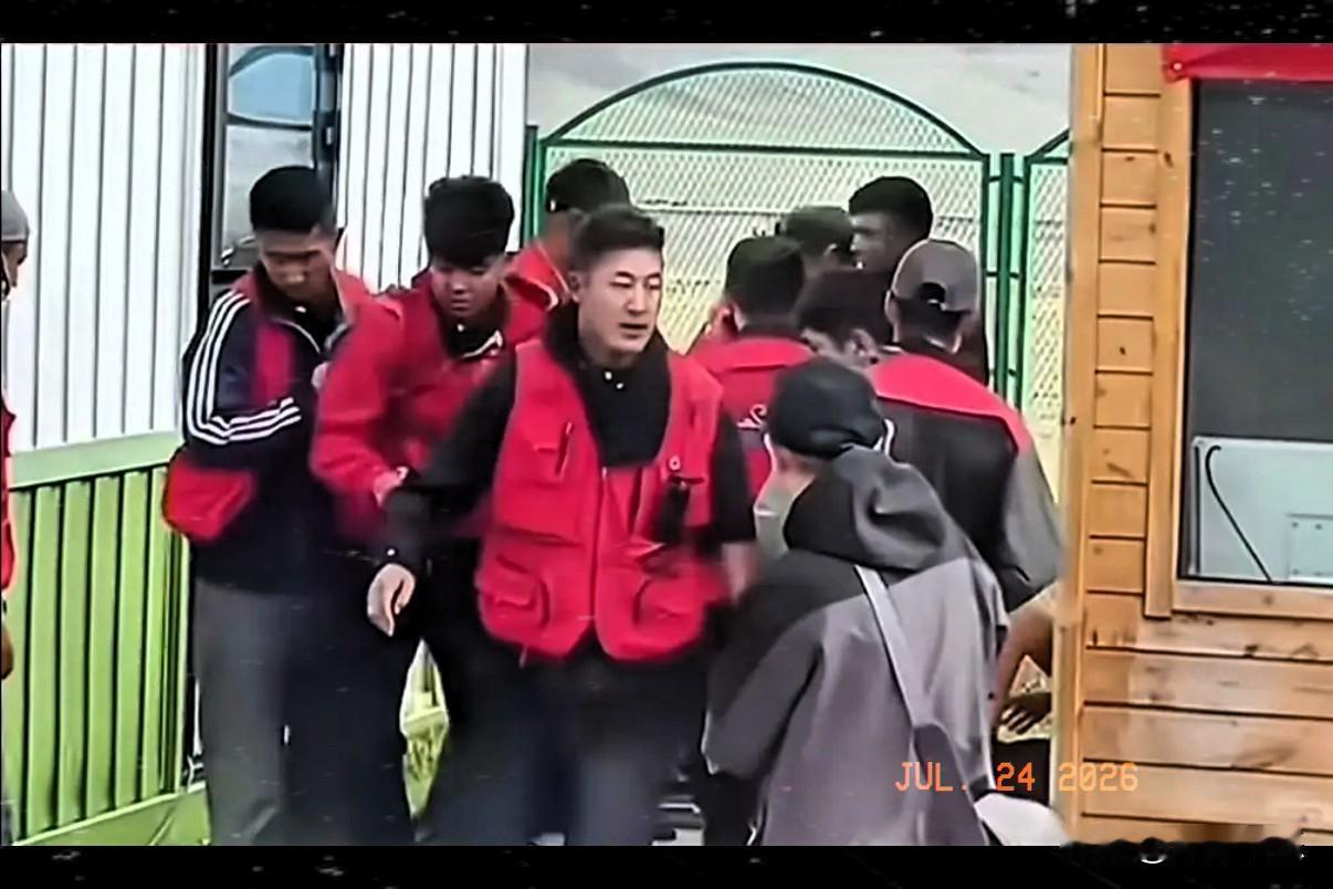 其实明眼人都看得出来，
赛里木湖事件最大的问题，
不是工作人员动手，而是工作人员
