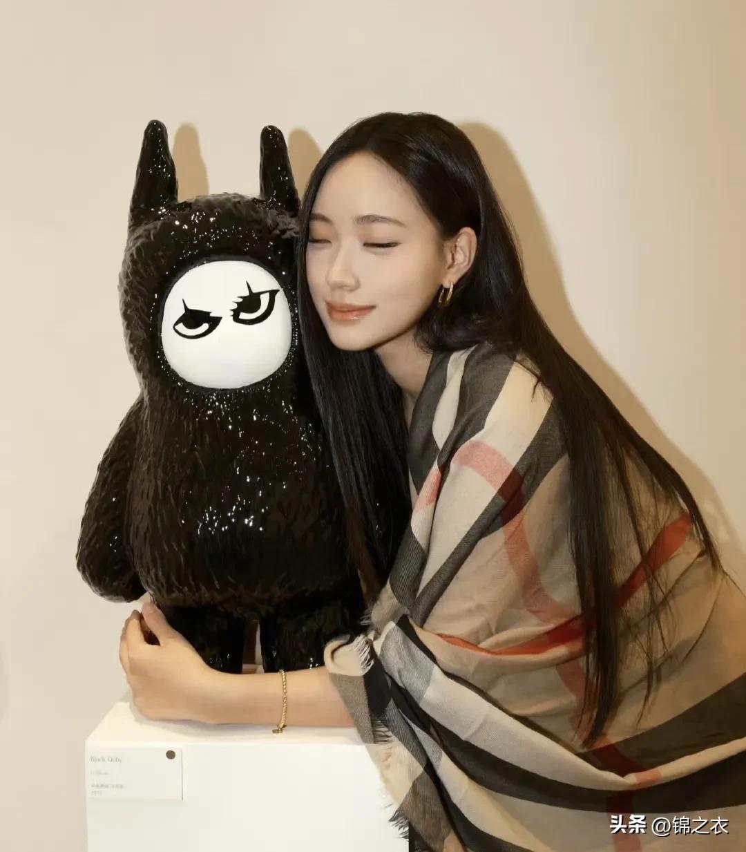 真的是搞不懂网络上为什么对一个小女孩的恶意这么大，就因为她是小s的女儿 ，大s的
