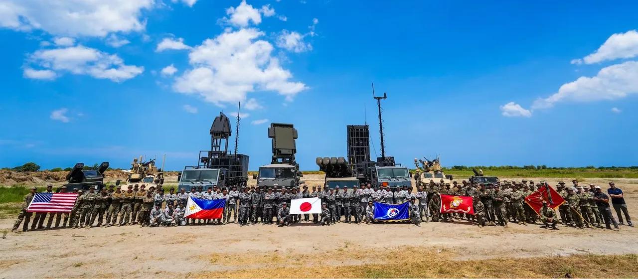 现在情况已经非常清楚了，亚太一旦爆发冲突，美国、日本、菲律宾就会“肩并肩”一起冲