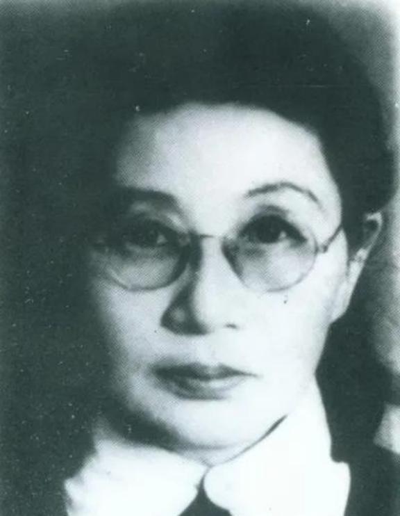 1909年，16岁的白薇与婆婆发生争执，丈夫竟然抄起板凳砸向她的背，婆婆见她倒下