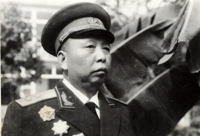 1982年，詹才芳因病住院，李先念约徐向前一起去看望他，谁知徐向前却说：“有件事