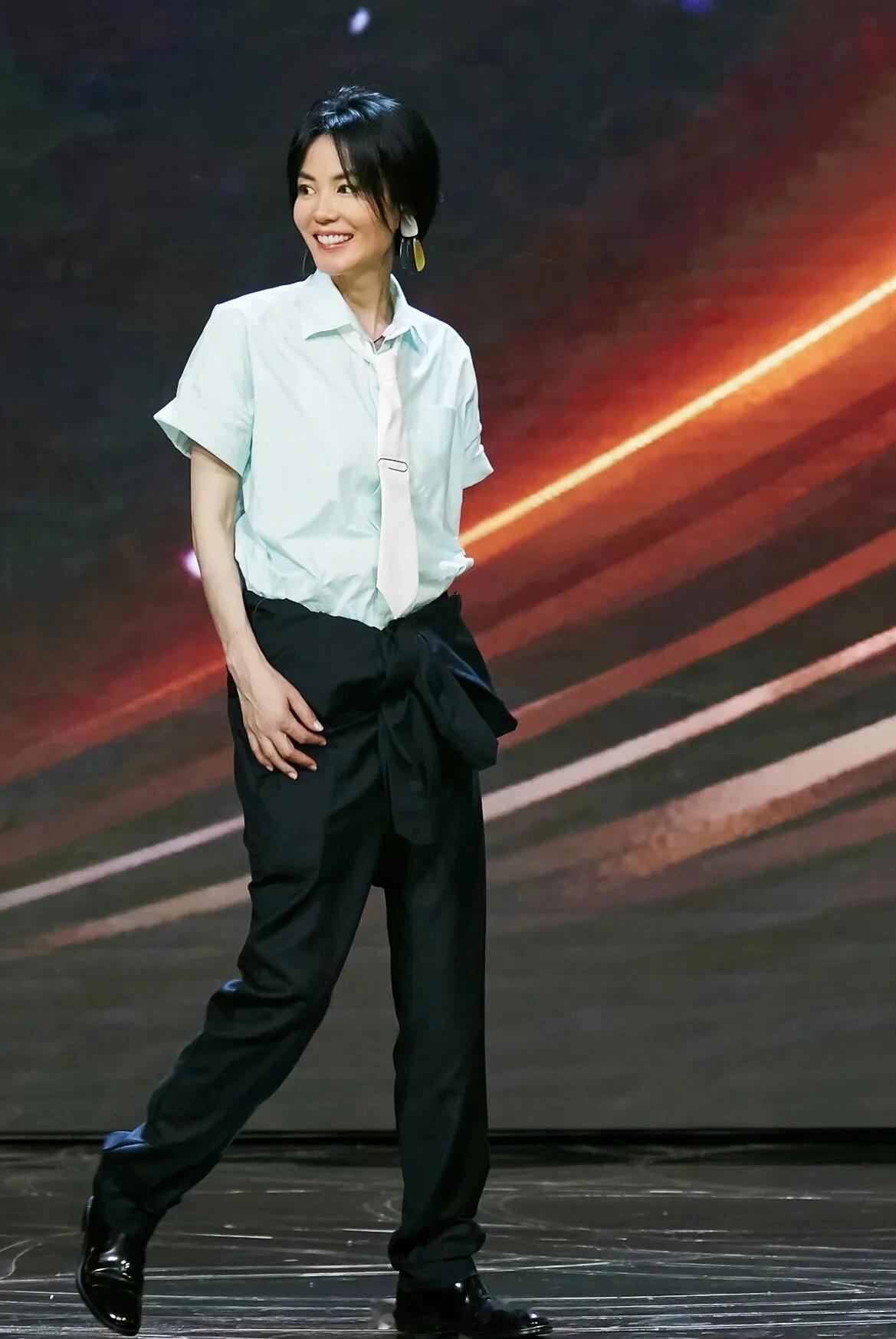 天后王菲的穿搭为什么不过时，服装人学习下