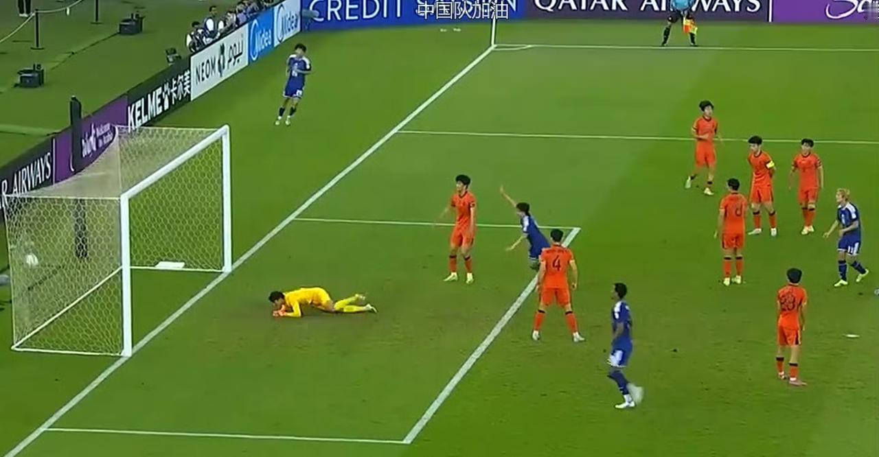 第8分钟，李昊丢了亚洲杯第一个球，日本队倒三角，没办法，太突然，有折射，守不住。