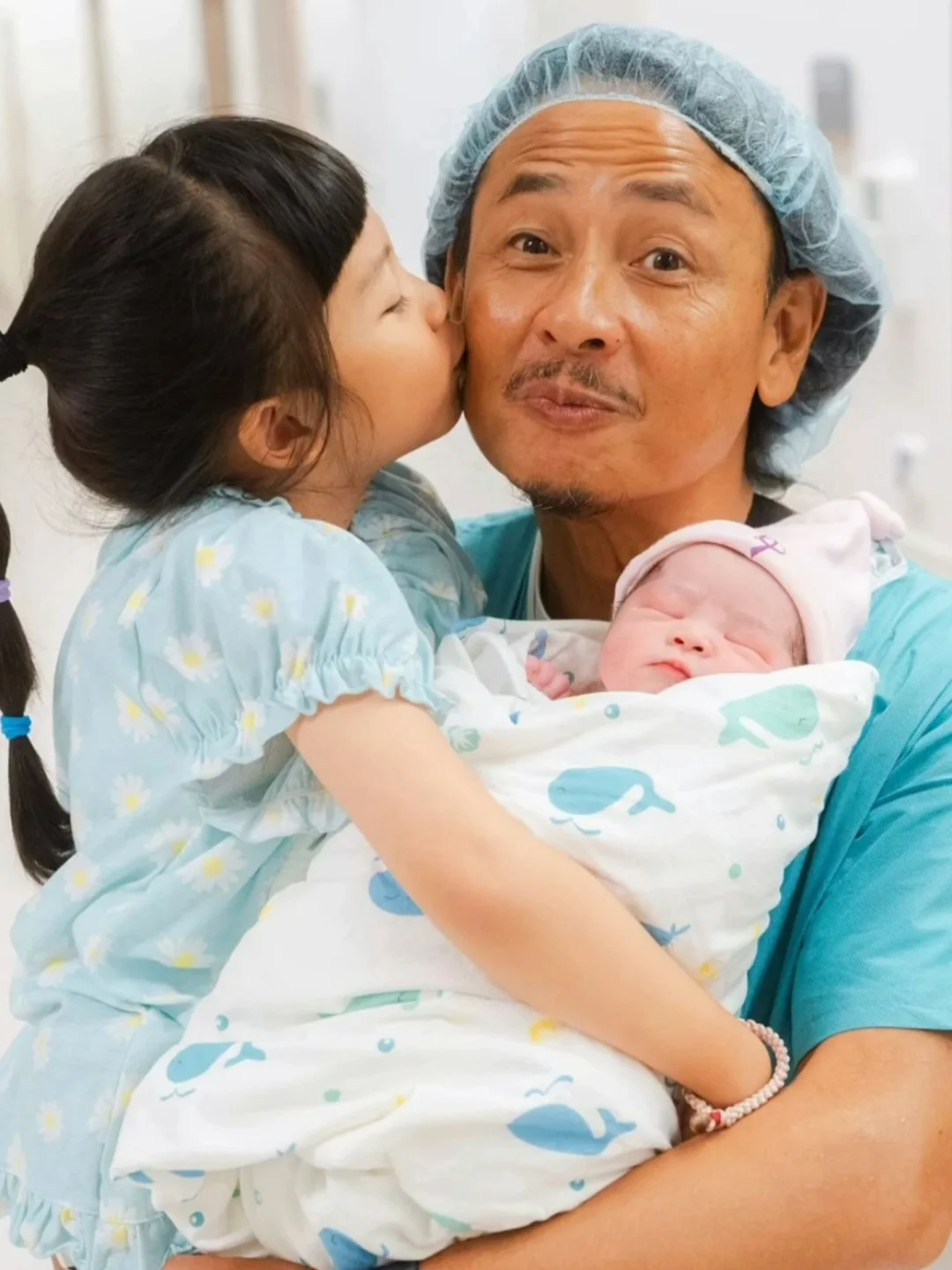 黄泽锋58岁太太顺利诞下小女，母女平安