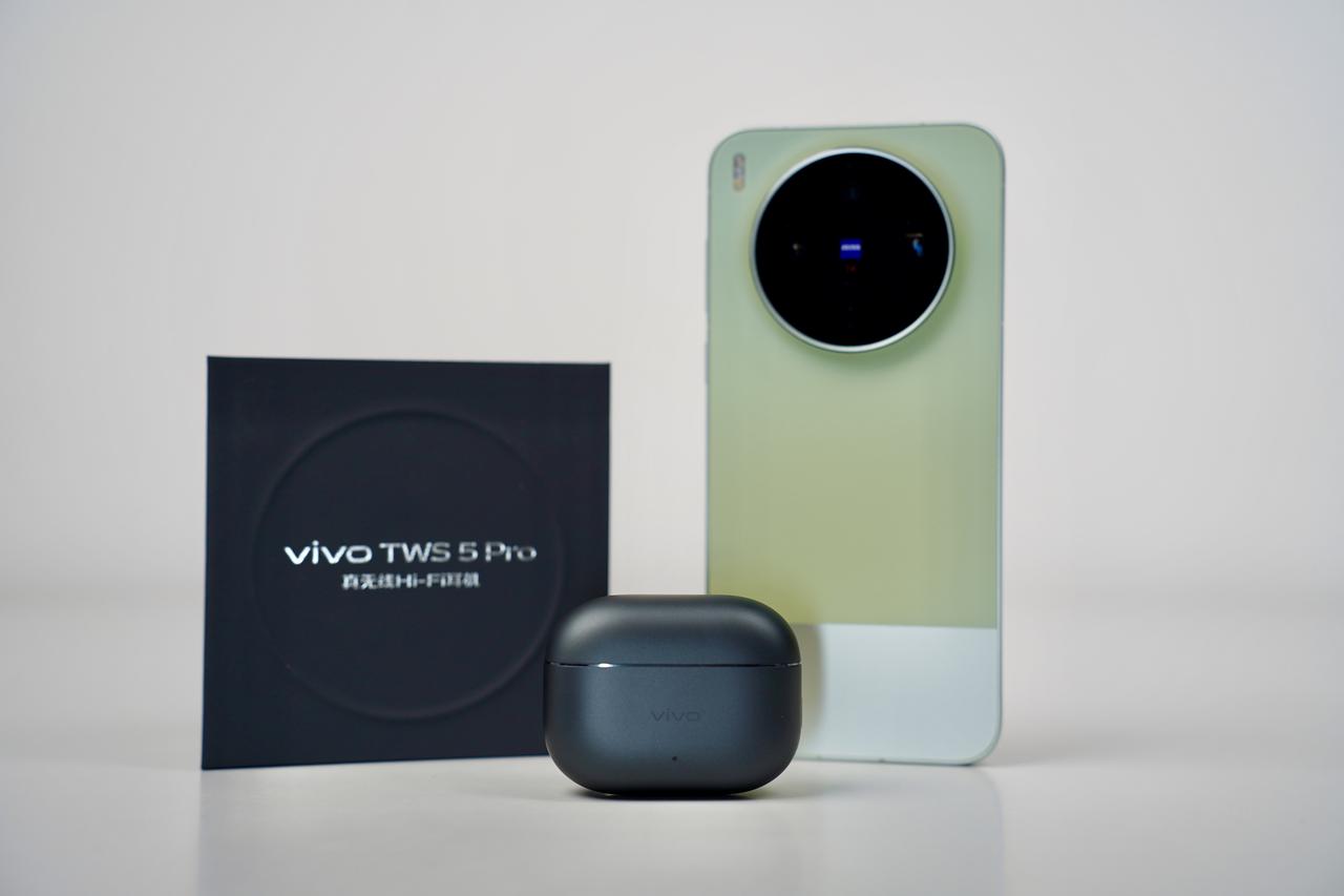 蓝厂旗舰降噪耳机vivo TWS 5 Pro，「静界黑」配色，外观设计和上代差不
