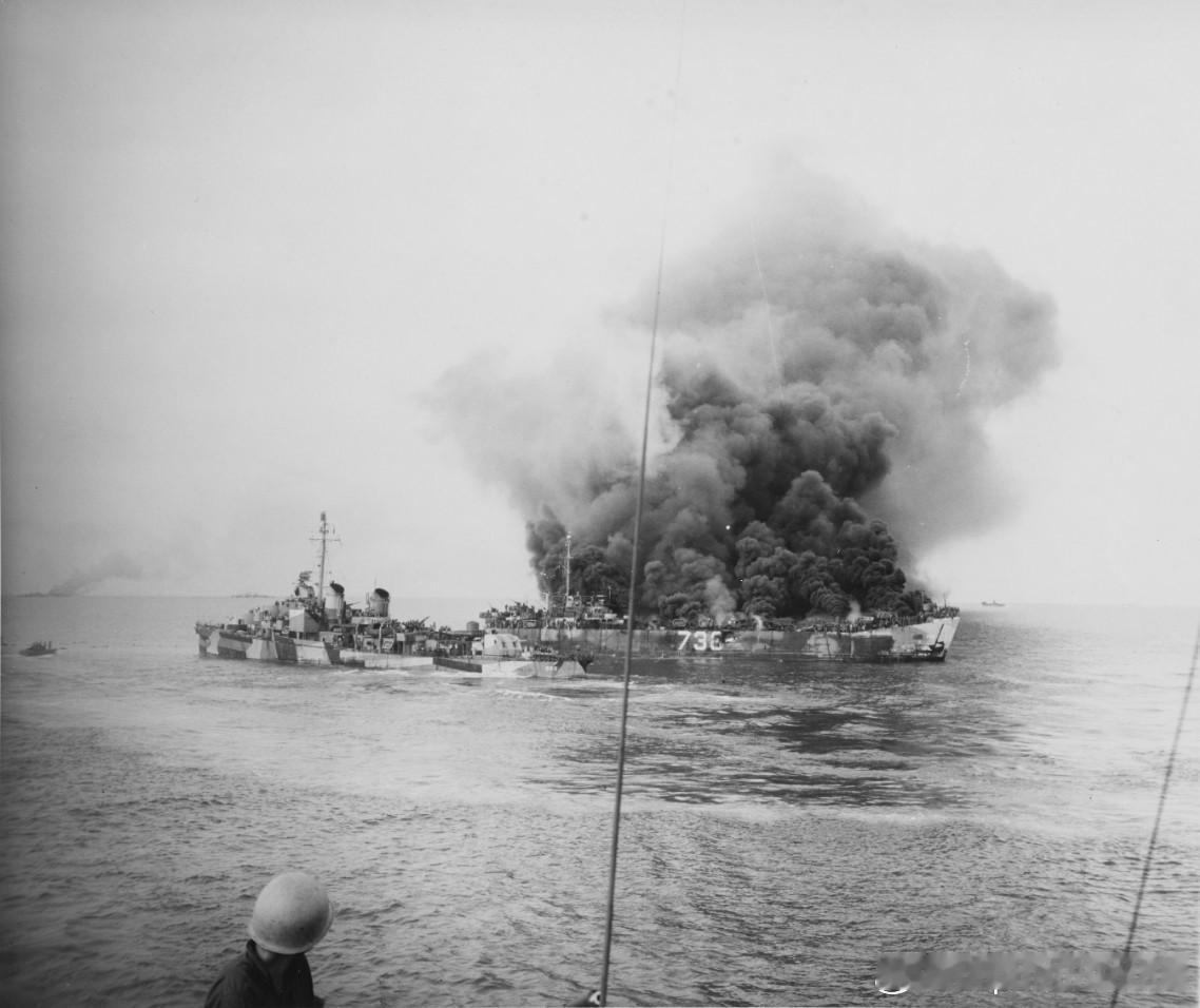 1944年12月15日美国海军LST-738号坦克登陆舰在民多洛岛外海被日本神风