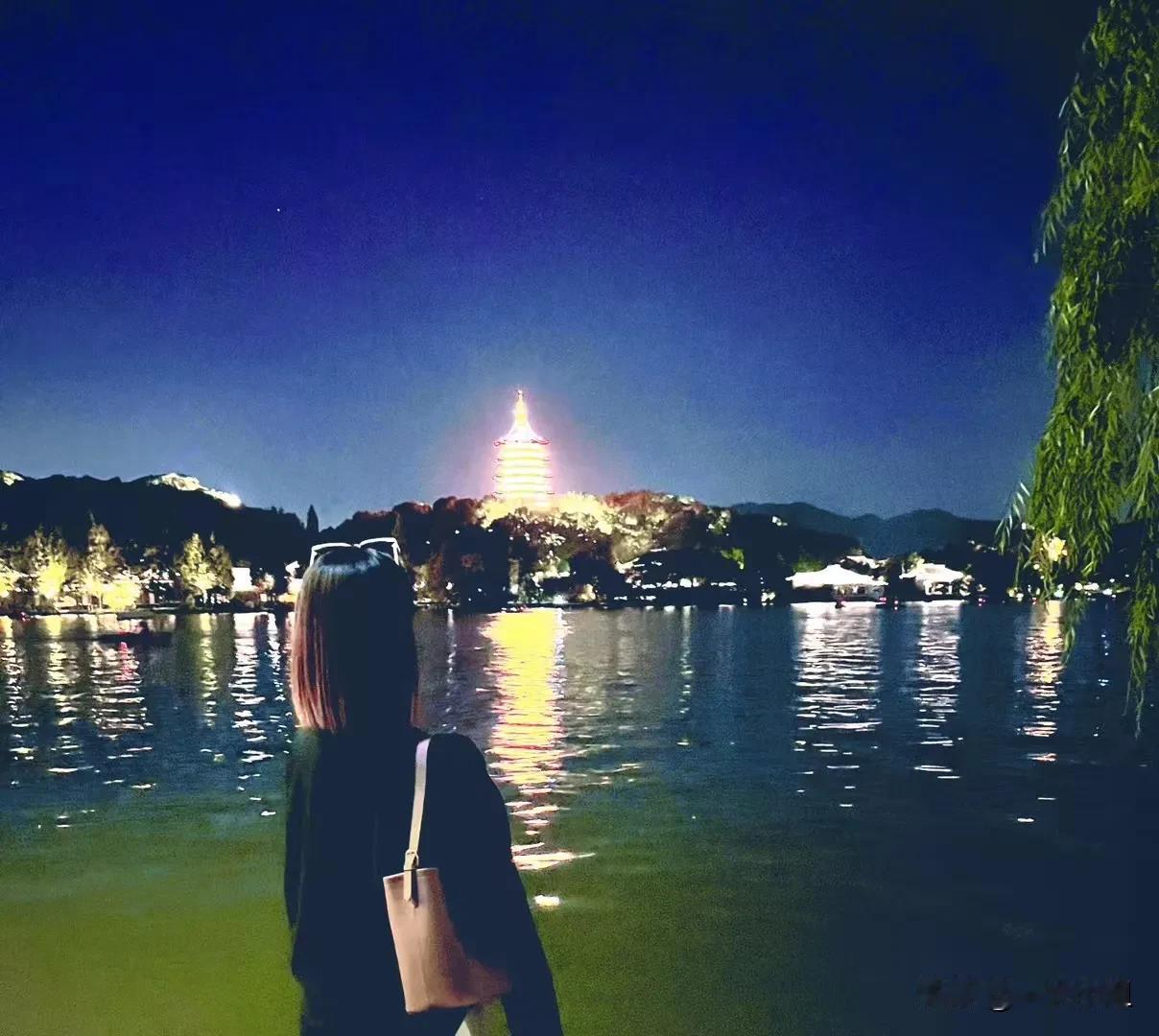 回兰州，
晚饭是带的面皮、豆花，还有丸子。
简单洗漱，假装正经敷个兰大骆驼面膜，