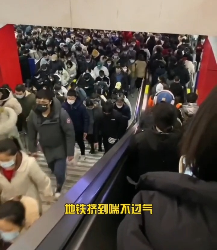 北漂青年的浪漫主义情结 合租屋很小，但阳台能看见国贸的灯火。每次觉得撑不住，就想