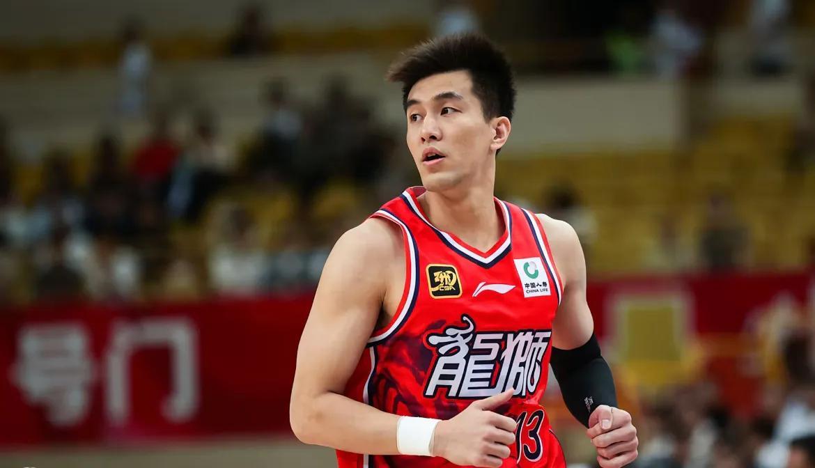 1. 胡金秋：效力于广厦队，司职大前锋，身高210.0cm，体重111.0kg，