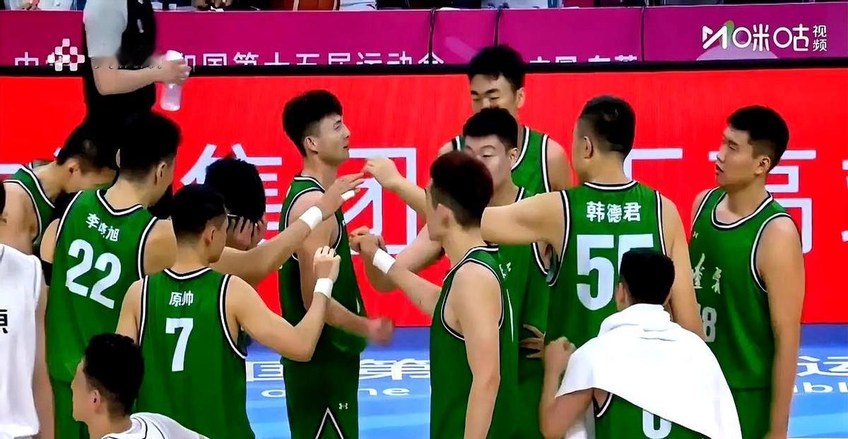 “31分钟，11次出手，4记三分，17分。”鄢手骐的数据单像一份简历，递到每个熬