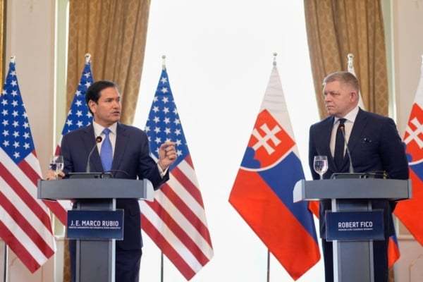 美国国务卿鲁比奥近日在斯洛伐克表示，美国不会离开北约，但可能会将数千名士兵从一个