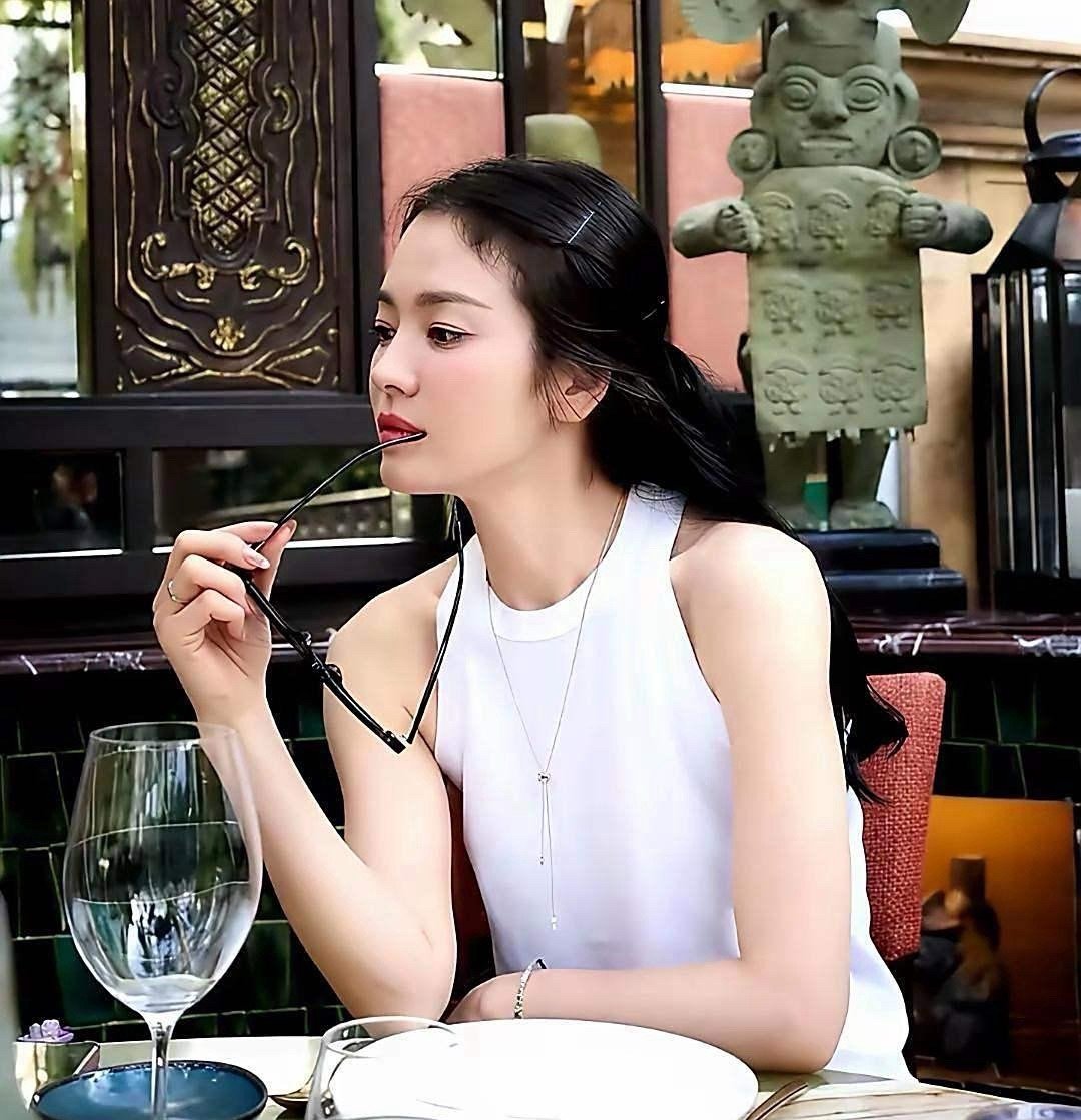 宋慧乔在社交平台发布了一组在西班牙的照片，引发热议。瞬间理解什么是白月光的杀伤力