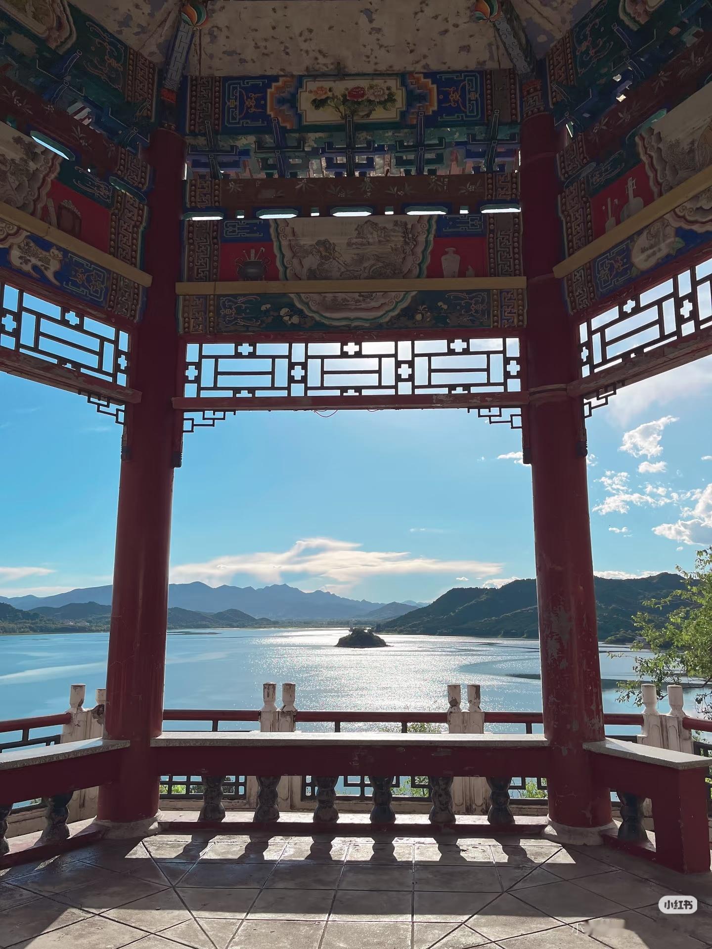 晚上七点多在怀柔水库遛弯，走着走着在水库旁边看到山区闪电，闪电十几分钟以后，倾盆