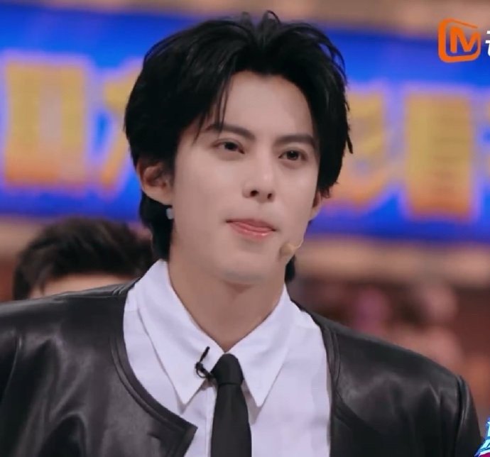 王鹤棣在男友力赛道还是太权威了这是什么偶像剧现场！王鹤棣丝滑单膝下跪这一下真的给