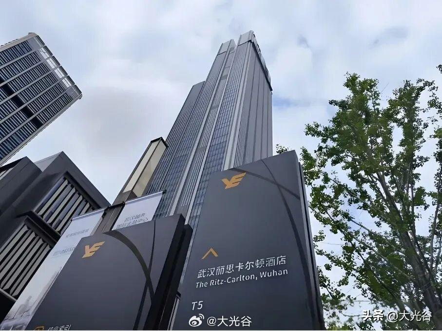 华中首秀｜武汉丽思卡尔顿即将启幕江城顶奢旅居迎来里程碑。武汉丽思卡尔顿酒店正式官