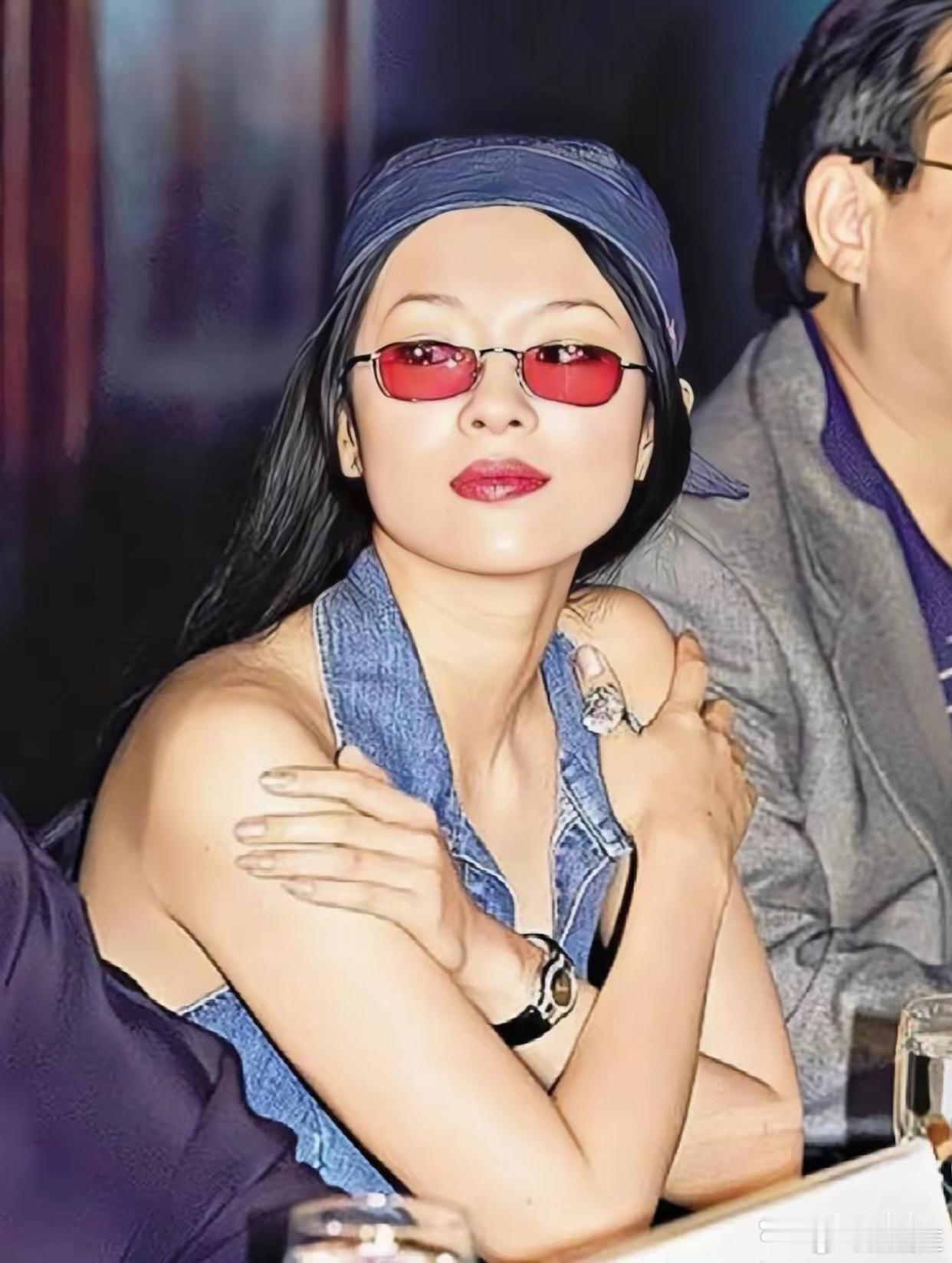 章子怡的二十岁，自信，野心，能力，那时候的她闯荡娱乐圈，从来都不在怕的。 