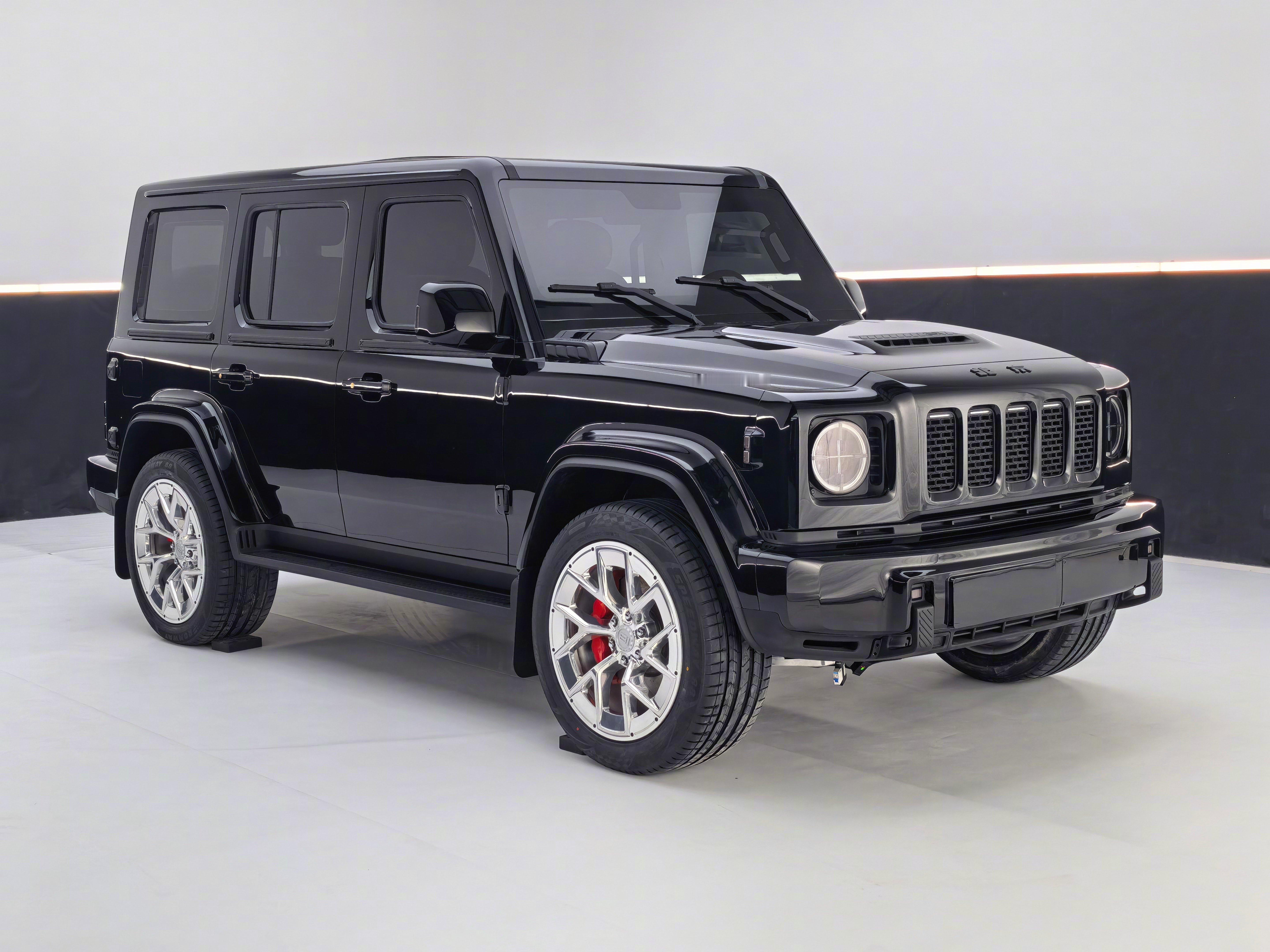 今天看了北京81，这车有点儿意思啊。305/45/22的轮子，并且确认是最终原厂