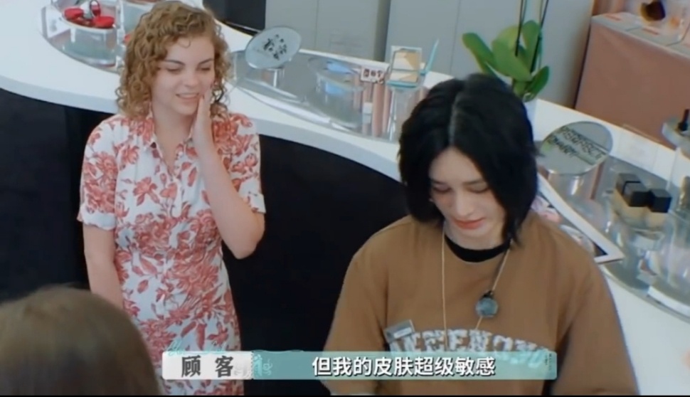 尚雯婕一说法语就吻上她的法语是流动的诗。巴黎街头的流利对话，商业场的精准表达，被