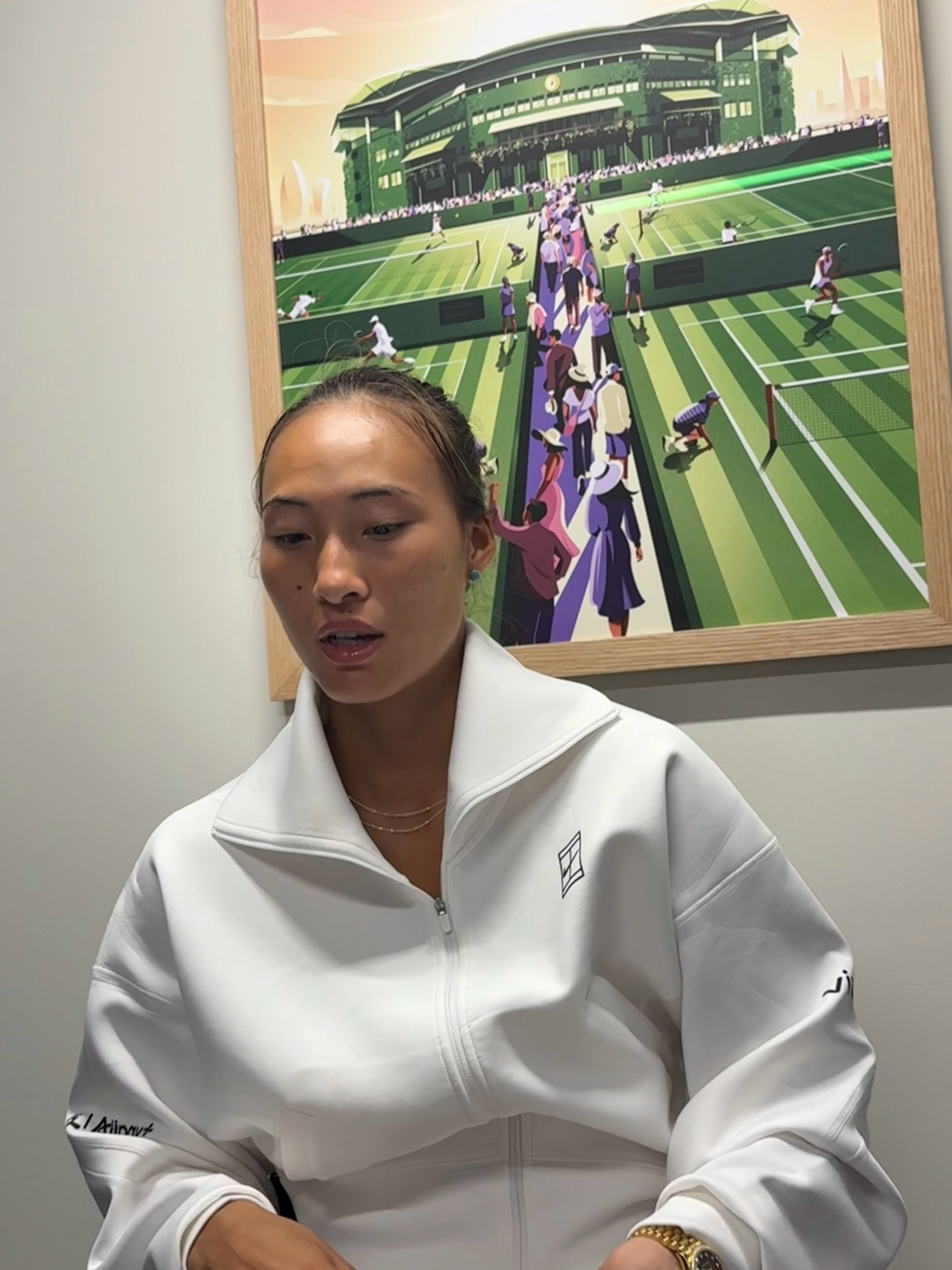 郑钦文：“摔那一下挺狠的，对手今天发挥确实非常棒。”郑钦文赛后发布会谈到比赛中摔