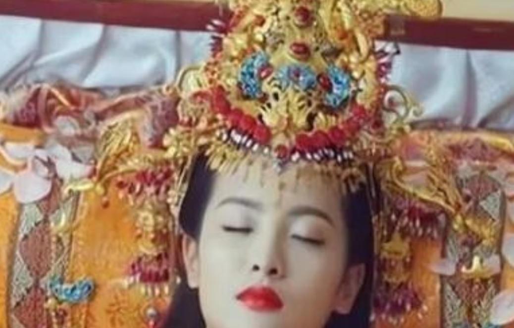 1998年，南京挖出朱元璋女儿墓，谁知墓内竟有人生活的痕迹，公主棺材变成了床铺，