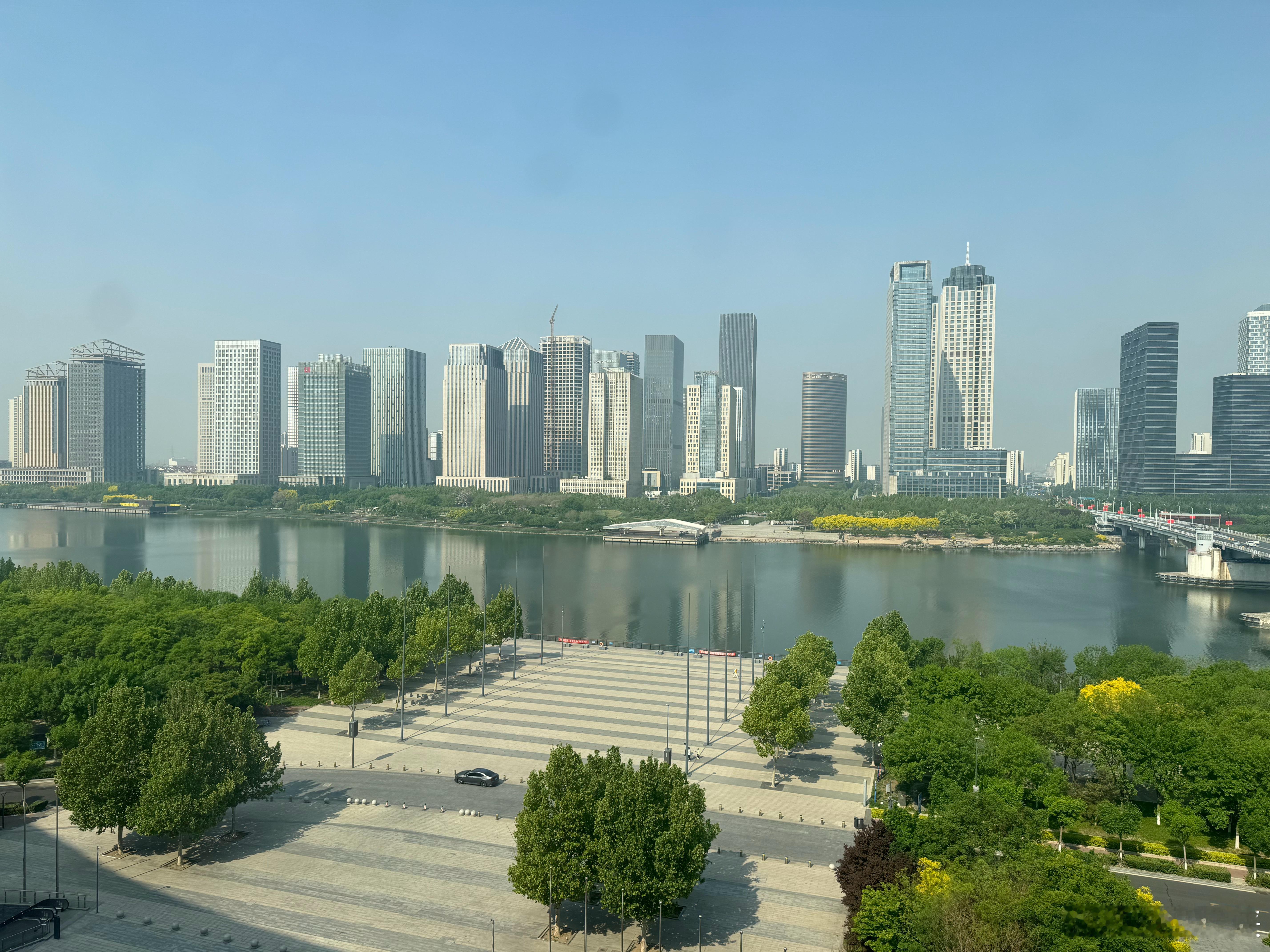 睡到自然醒，酒店吃点早餐，发发呆，一会出去转转，这种慢节奏的休假方式还是不错。不