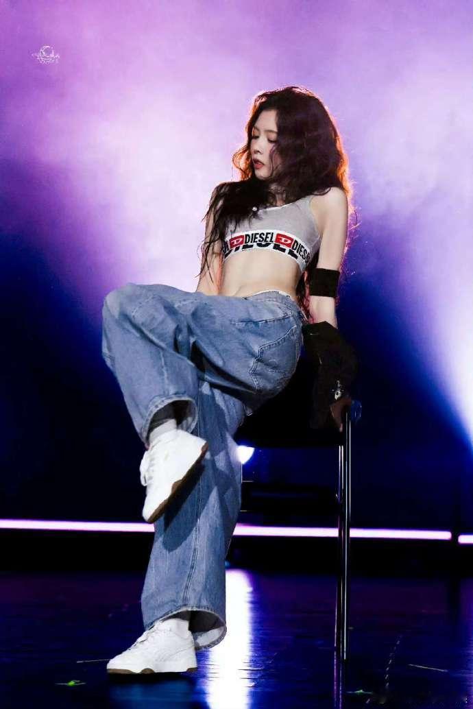 有人天生就适合在镜头里 谁能拒绝镜头里的宋妍霏啊！舞蹈动作干净利落，眼神里全是戏