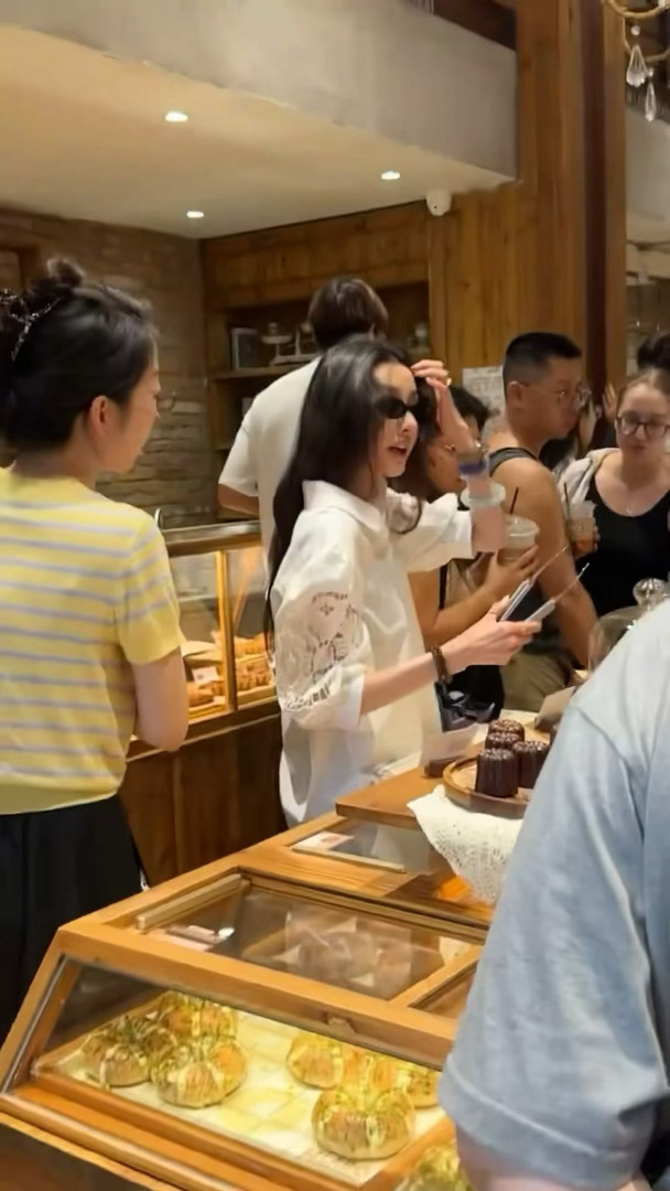 网友买面包偶遇宋祖儿，挑面包还在那甜甜的吐舌头，鬼马少女没跑了，可爱的嘞～ 