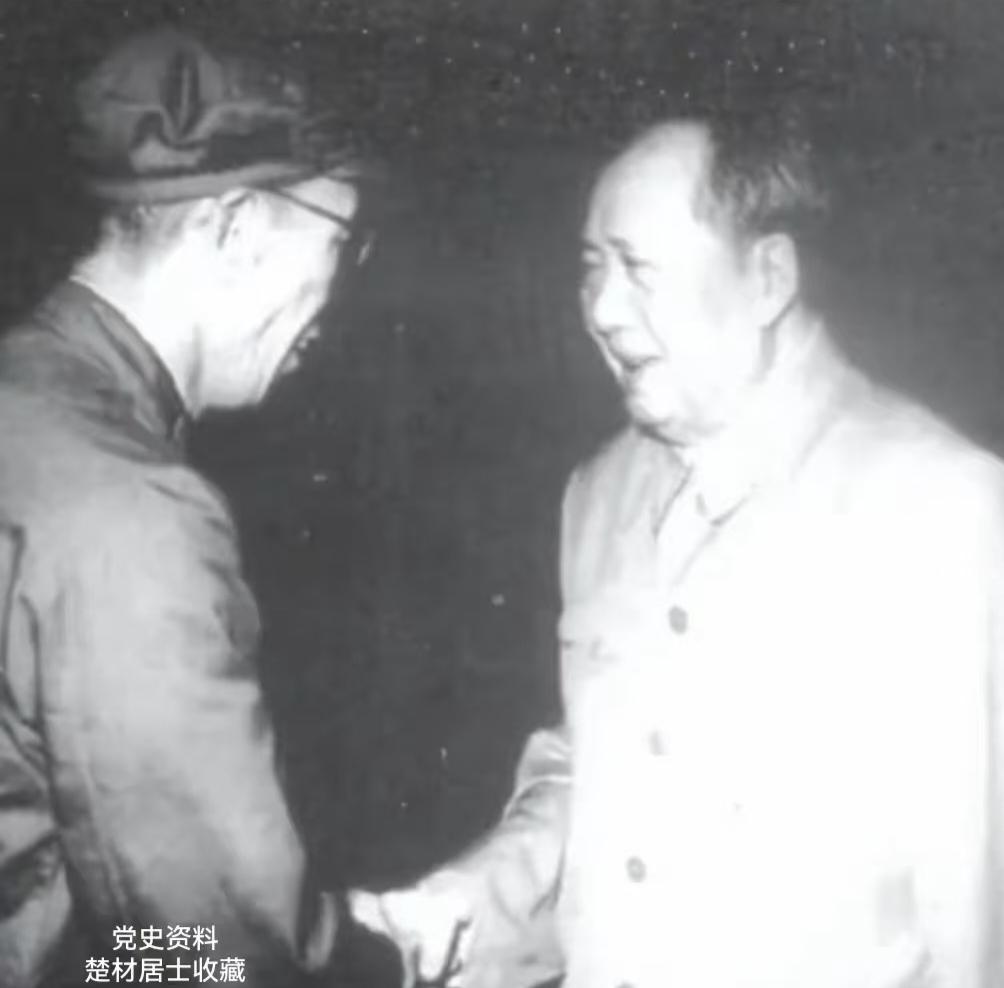 毛主席笑对梁兴初：你是万岁军军长，军长岂能不万岁
 
梁兴初绰号“梁大牙”，是身