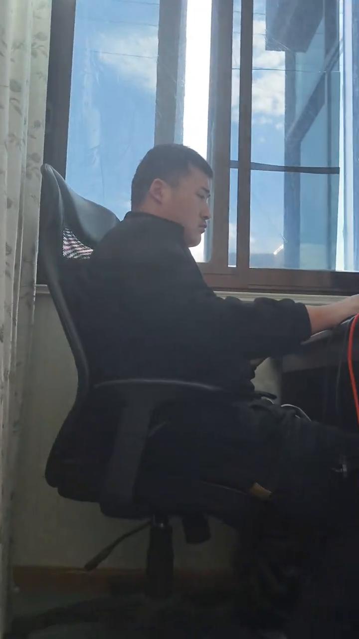 看这个人，三十三岁了还成天玩游戏。